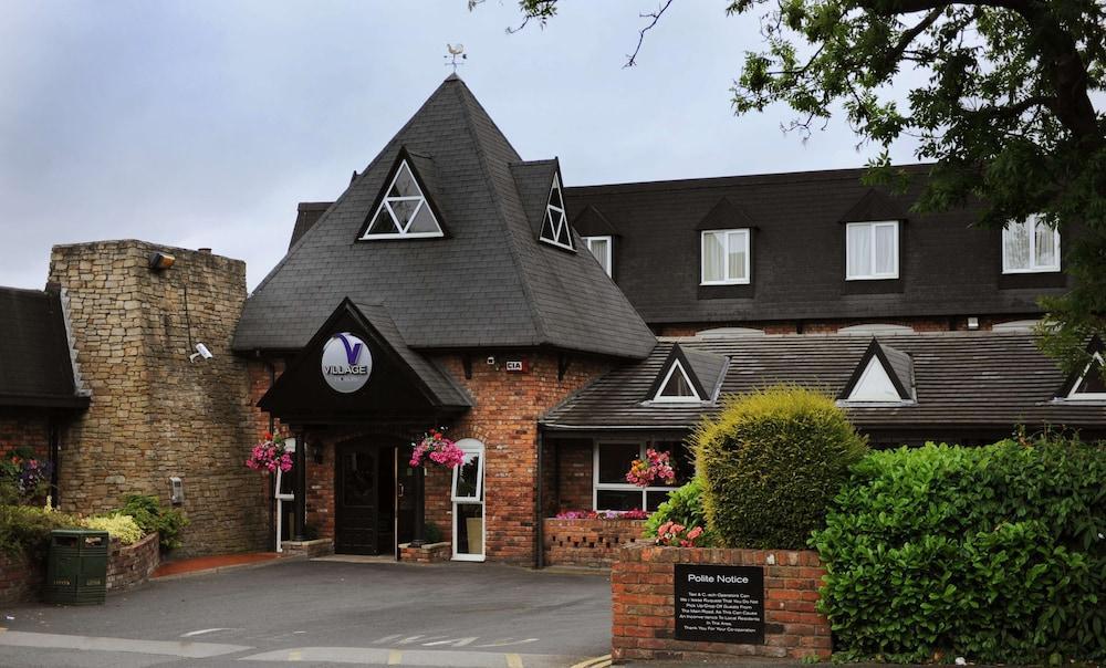 Village Hotel Manchester Hyde Exterior photo