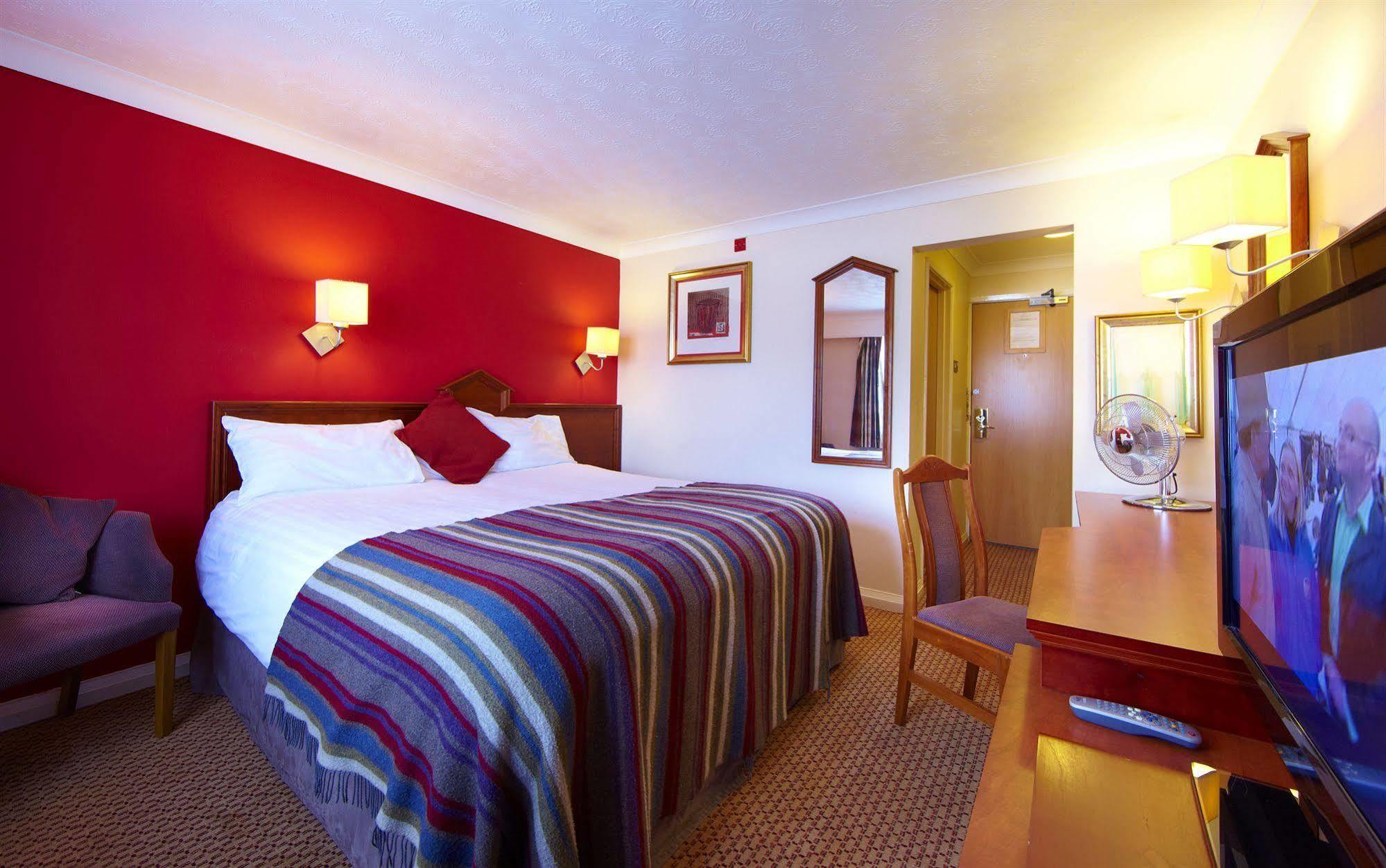 Village Hotel Manchester Hyde Exterior photo